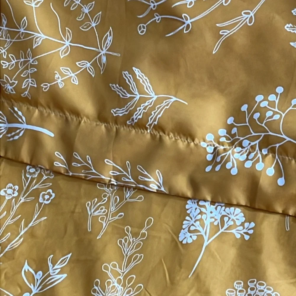 NWOT Twin XL Comforter & Pillow Sham (1) Yellow-Gold Print